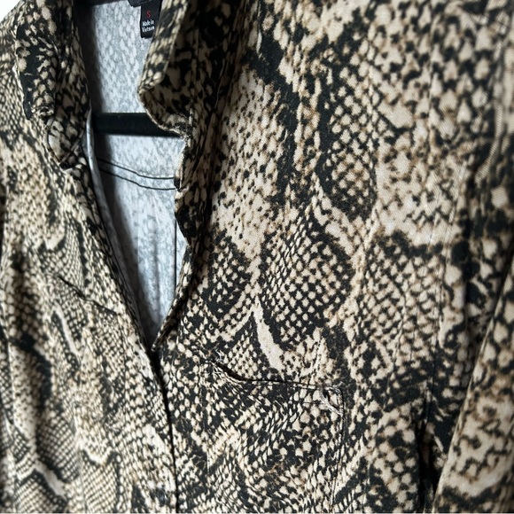 ROCK & REPUBLIC Snake Skin Print Blouse Top Button Front 100% Rayon Size Small - Picture 2 of 9